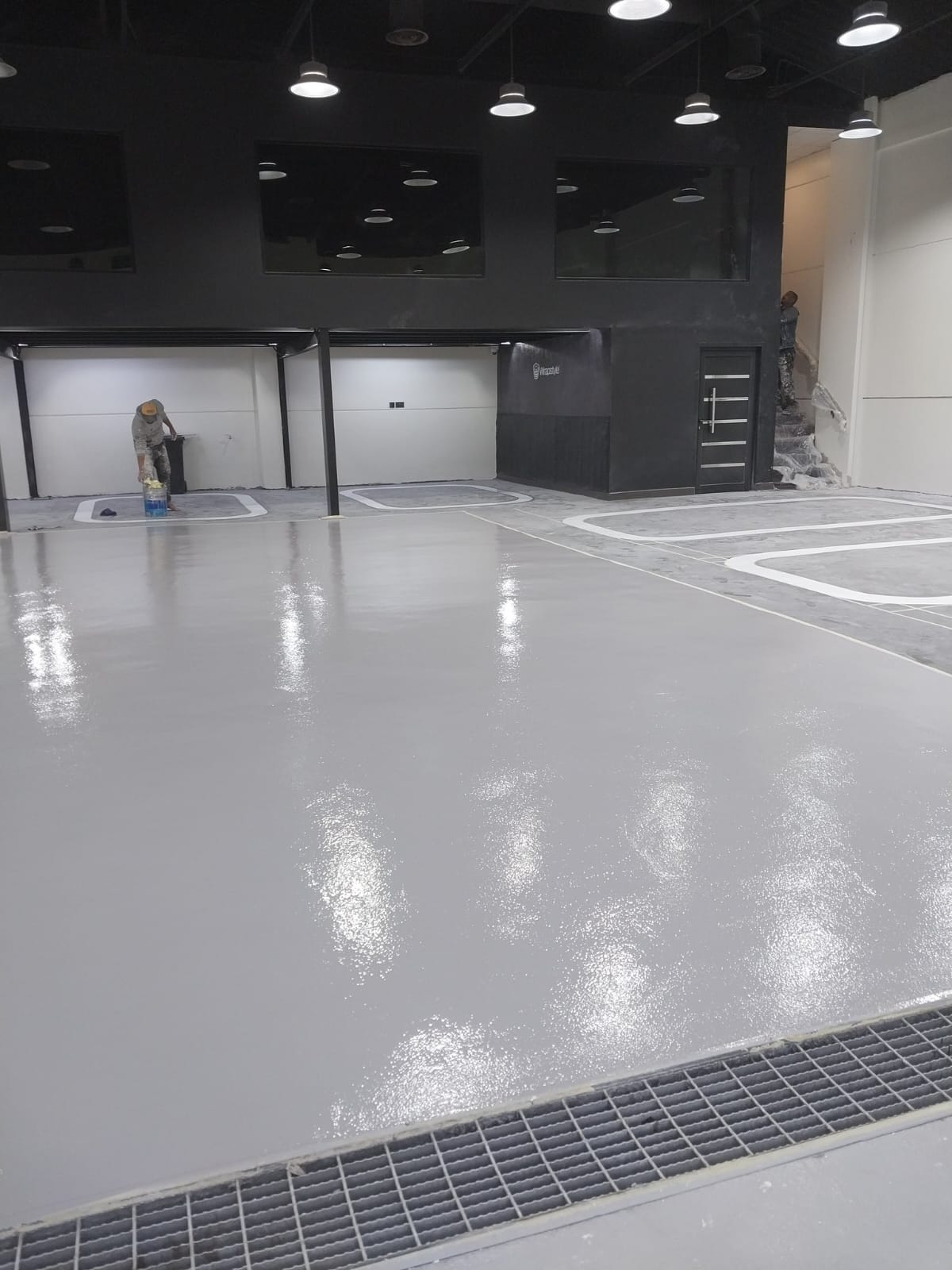 صورة لأرضية مستودع بإيبوكسي